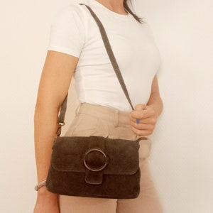 Leather, suede or suede bag, Cassiopeia in camel color and with matching strap. Matte steel metal finishes. image 6