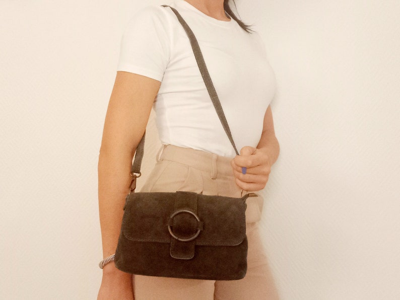 Leather, suede or suede bag, Cassiopeia in camel color and with matching strap. Matte steel metal finishes. image 6