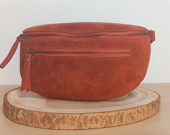 Sac banane en cuir, daim ou suède, "Orion" de couleur cuivre et avec sangle assortie. Finitions métalliques en acier mat.