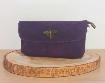 Sac en cuir, daim ou suède, "Hercules" de couleur violet et avec sangle assortie. Finitions métalliques en acier mat.