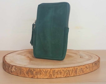 Sac en cuir, daim ou suède, "Ophiuchus" de couleur vert foncé et avec sangle assortie. Finitions métalliques en acier brillant.