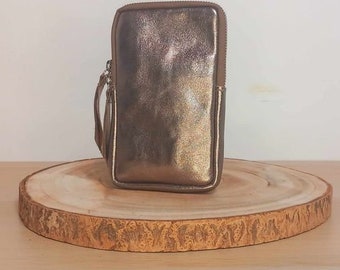 Sac en cuir brillant, "Perseus" de couleur taupe et avec sangle assortie. Finitions métalliques en acier brillant.