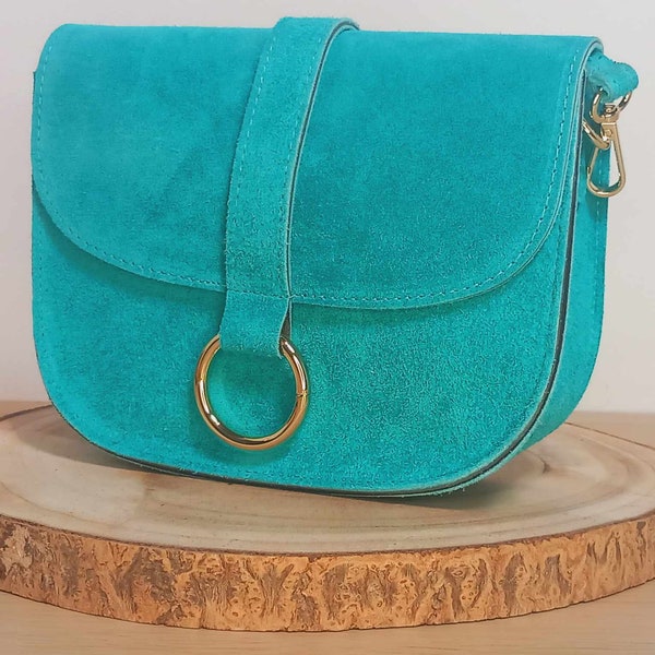 Sac en cuir, daim ou suède, "Andromeda" de couleur turquoise et avec sangle assortie. Finitions métalliques en acier brillant.