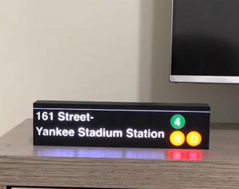 New York MTA Subway Yankees Stadion LED-Lampensteuerung mit Ihrem Telefon oder Computer. Schreibtischlampe Baseball Baseball Einzigartiges Geschenk