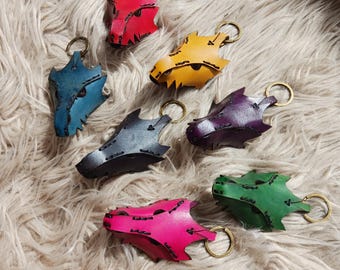 Dije de cabeza de dragón de cuero hecho a mano / Llavero de fantasía / Accesorio colorido para bolso / Regalo para juegos de rol y cosplay