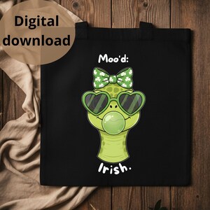 Könnte beinhalten: Schwarze Tragetasche mit einer grünen Cartoonfigur, die eine herzförmige Sonnenbrille und eine Schleife mit Kleeblättern trägt. Der Text "Mood: Irish" ist auf der Tasche zu sehen. Eine digitale Download-Grafik befindet sich in der oberen linken Ecke.