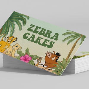 Könnte beinhalten: Ein Stapel Visitenkarten mit einem Design mit Charakteren aus Der König der Löwen. Die Karten tragen den grünen Text "ZEBRA CAKES". Das Design umfasst Palmen, Blumen und Zeichentrickfiguren.