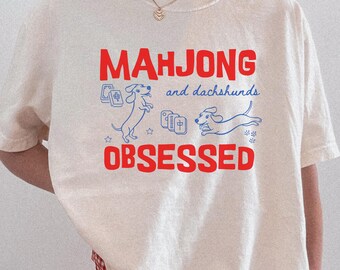 Camiseta Comfort Colors para amantes del Mahjong y los Dachshunds, camiseta divertida de Dachshund, camiseta para amantes del Mahjong, regalo para la noche de juegos de mamás de Dachshunds.