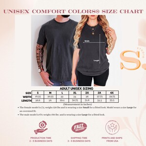 Op de afbeelding: Een unisex Comfort Colors maattabel met afmetingen in inches. De tabel bevat maten S tot 4XL, met breedte- en lengtematen. De afbeelding toont ook twee modellen die t-shirts dragen.