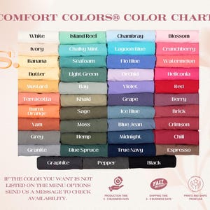 Puede incluir: Una carta de colores Comfort Colors que muestra una cuadr&iacute;cula de muestras de tela dobladas en varios tonos. El texto dice COMFORT COLORS COLOR CHART, seguido de etiquetas para cada color, incluyendo White, Island Reef, Chambray y Blossom.