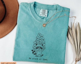 Camiseta divertida de Mahjong con mapache. Nos reunimos al amanecer. Regalo para amantes del Mahjong. Camiseta Comfort Colors®. Regalo para la noche de juegos para los aficionados al Mahjong.