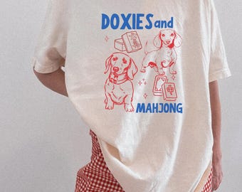 Camiseta de Dachshunds y Mahjong, Camiseta Comfort Colors para Noche de Juegos, Regalo para Mamá de Dachshund, Camiseta para Amantes de los Perros y el Mahjong, Camiseta con Estampado de Dachshund
