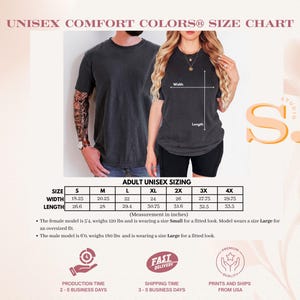 Puede incluir: Una tabla de tallas para camisetas unisex Comfort Colors que incluye una tabla con medidas de ancho y largo en pulgadas para las tallas S a 4X. El gr&aacute;fico muestra a dos modelos con camisetas gris oscuro y un diagrama de puntos de medida.