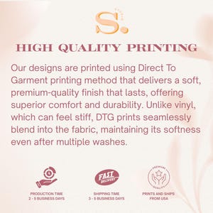 Op de afbeelding: Een lichtperzik kleurige afbeelding met de tekst "HIGH QUALITY PRINTING" en details over Direct To Garment printing. De afbeelding bevat ook iconen en tekst over productietijd, verzendtijd en waar het product vandaan komt.