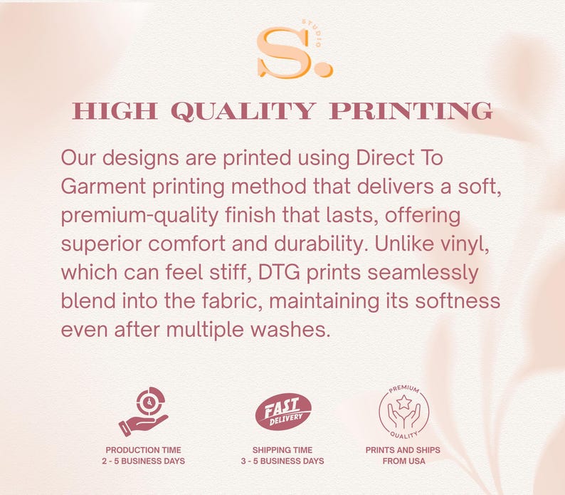 Op de afbeelding: Een lichtperzik kleurige afbeelding met de tekst "HIGH QUALITY PRINTING" en details over Direct To Garment printing. De afbeelding bevat ook iconen en tekst over productietijd, verzendtijd en waar het product vandaan komt.
