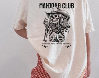 Camiseta de Halloween Mahjong Club Comfort Colors, Camiseta de Mahjong espeluznante, Camiseta gráfica de vaquera esqueleto, Regalo para amantes del Mahjong, Camiseta para noche de juegos fantasmales