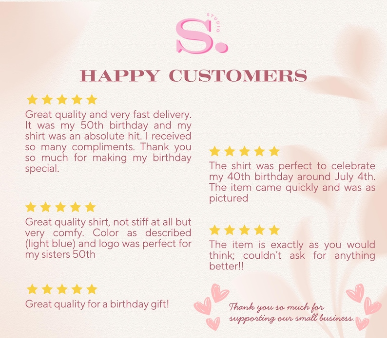 Puede incluir: Un gr&aacute;fico de rese&ntilde;as de clientes con el texto S. STUDIO y HAPPY CUSTOMERS en rosa. Se muestran cinco testimonios, cada uno acompa&ntilde;ado de cinco estrellas amarillas. El texto incluye comentarios sobre camisetas de cumplea&ntilde;os, calidad y entrega.