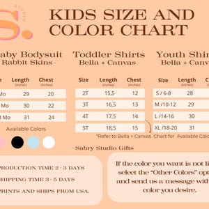 以下が含まれることがあります： 「KIDS SIZE AND COLOR CHART」と書かれたベージュ色のチャートで、ベビーボディスーツ、幼児用シャツ、ユースシャツのサイズと測定情報が表示されています。測定値はインチです。利用可能な色はサイズチャートの下にリストされています。