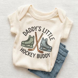 Daddy's Little Hockey Buddy Baby Onesie - Cute Hockey Baby Bodysuit Bild 1