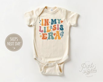 Retro Lil Sis Onesie® - In My Lil Sis Era Baby Onesie® - Cute Retro Sister Bodysuit - Natural Little Sister Baby Onesie®