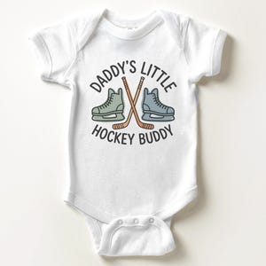 Daddy's Little Hockey Buddy Baby Onesie - Cute Hockey Baby Bodysuit Bild 7