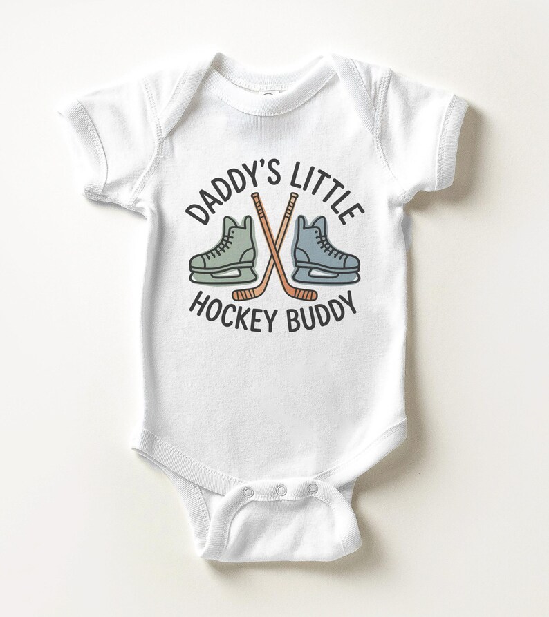 Daddy's Little Hockey Buddy Baby Onesie - Cute Hockey Baby Bodysuit Bild 7