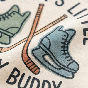 Daddy's Little Hockey Buddy Baby Onesie - Cute Hockey Baby Bodysuit Bild 2