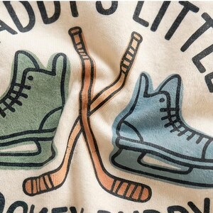 Daddy's Little Hockey Buddy Baby Onesie - Cute Hockey Baby Bodysuit Bild 4