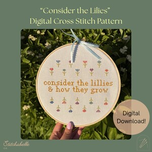 Puede incluir: Un patrón de punto de cruz digital en un aro de madera, con el texto "consider the lillies & how they grow". El diseño incluye pequeños motivos florales coloridos. También se muestran las palabras "Consider the Lilies" y "Digital Cross Stitch Pattern".