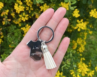 Engraved key ring announcing pregnancy, baby bodysuit, pompom