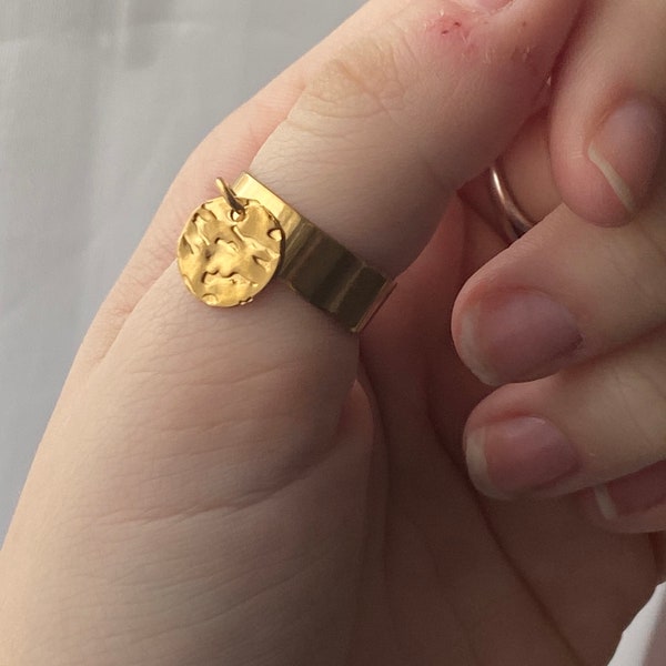 Gouden ring gehamerd medaillon, verstelbaar en roestvrij
