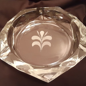 Rare Vintage MCM Large 6 inch Clear Lead Crystal Art Deco Hexagonal Cigar Ashtray with Etched Foliage Decoration, 3 Slots or Cigar Rests
