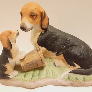 Vintage Mama Bassett Hound With Her Puppy Figurine, Bassett Hound Figurine, Mama Dog and Puppy Figurine, Sweet Dog Lovers Figurine