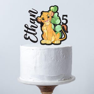 Adorno para tarta de El Rey León - Simba, temática de Disney - Nombre personalizado + edad - Con licencia