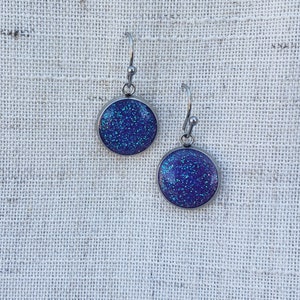 Lila Glitzer und Resin Ohrringe