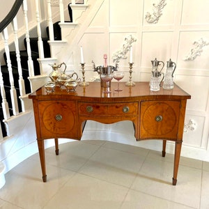 Credenza antica in legno satinato vittoriano di qualità pregiata a forma di serpentina