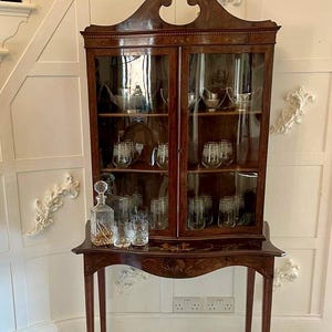 Antieke mahoniehouten vitrinekast van Victoriaanse kwaliteit met origineel geverfde decoratie