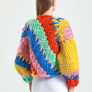 Handgemaakt grofgebreid merinowolvest, kleurrijk pluizig jack