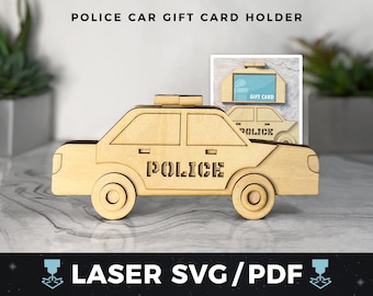 Può includere: Un porta biglietti regalo in legno a forma di auto della polizia con la scritta "Police" stampata sul lato. L'auto ha uno slot nella parte superiore per un biglietto regalo. Il supporto è progettato per essere tagliato con un laser.