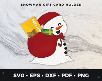 Puede incluir: Un muñeco de nieve con un sombrero rojo y una bolsa roja que sostiene una tarjeta de regalo amarilla y un pequeño regalo verde. El muñeco de nieve sonríe y tiene una nariz de zanahoria. El texto "GIFT CARD" está en la tarjeta de regalo. El texto "SNOWMAN GIFT CARD HOLDER" está en la parte superior de la imagen. El texto "SVG. EPS. DXF. PDF. PNG" está en la parte inferior de la imagen.