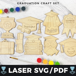 Op de afbeelding: Een set van 10 lasergesneden houten ambachtelijke vormen voor afstuderen, waaronder een afstudeerhoed, een diploma, een trofee, een koffer, een stapel boeken, een uil, een smiley en twee verschillende afstudeerbanners. De vormen zijn klaar om te worden geschilderd en versierd.