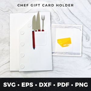 Puede incluir: Una chaqueta de chef de papel blanco con un bolsillo y botones. Un l&aacute;piz rojo, un cuchillo plateado y un tenedor plateado est&aacute;n en el bolsillo. Una tarjeta blanca con una tarjeta de regalo amarilla dentro est&aacute; en el lado derecho de la imagen. El texto "CHEF GIFT CARD HOLDER" est&aacute; en la parte superior de la imagen. El texto "SVG. EPS. DXF. PDF. PNG" est&aacute; en la parte inferior de la imagen.