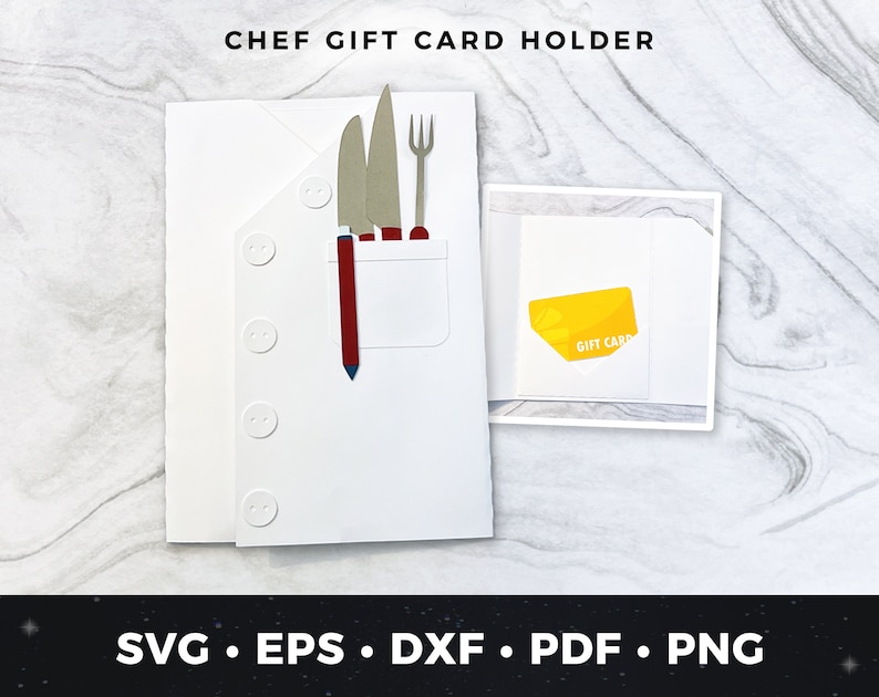 Puede incluir: Una chaqueta de chef de papel blanco con un bolsillo y botones. Un l&aacute;piz rojo, un cuchillo plateado y un tenedor plateado est&aacute;n en el bolsillo. Una tarjeta blanca con una tarjeta de regalo amarilla dentro est&aacute; en el lado derecho de la imagen. El texto "CHEF GIFT CARD HOLDER" est&aacute; en la parte superior de la imagen. El texto "SVG. EPS. DXF. PDF. PNG" est&aacute; en la parte inferior de la imagen.
