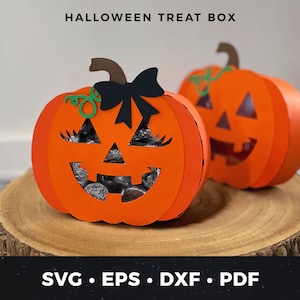 Pode incluir: Duas caixas de guloseimas de Halloween laranja em forma de abóbora. Uma caixa tem um laço preto e videiras verdes. As caixas estão sobre uma superfície de madeira. SVG, EPS, DXF, PDF.