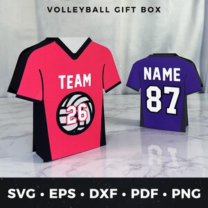 Könnte beinhalten: Zwei Geschenkboxen in Form von Volleyball-Trikots aus Papier. Eine ist rot mit schwarzem Rand, dem Wort "TEAM" und der Nummer "26". Die andere ist lila mit schwarzem Rand, dem Wort "NAME" und der Nummer "87". Der Text "VOLLEYBALL GIFT BOX" steht oben.