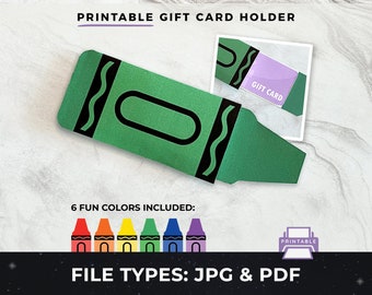 Könnte beinhalten: Druckbarer Geschenkkartenhalter in Form eines Buntstiftes. Der Halter ist grün mit schwarzem Rand und einem Wellenlinienmuster. Der Text "GIFT CARD" ist auf einer lilafarbenen Geschenkkarte im Halter sichtbar. Das Bild zeigt sechs verschiedene farbige Buntstifte, darunter rot, orange, gelb, grün, blau und lila. Der Text "PRINTABLE" ist in einem lilafarbenen Feld mit einem Druckersymbol sichtbar. Der Text "FILE TYPES: JPG & PDF" ist am unteren Rand des Bildes sichtbar.