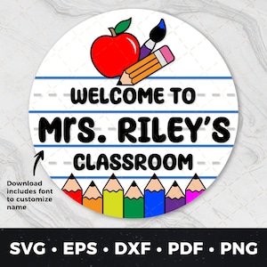 Puede incluir: Un círculo blanco con líneas azules y el texto "WELCOME TO Mrs. RILEY'S CLASSROOM". Hay lápices de colores y una manzana roja con un tallo y una hoja verdes en el círculo.