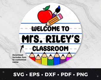 Puede incluir: Un círculo blanco con líneas azules y el texto "WELCOME TO Mrs. RILEY'S CLASSROOM". Hay lápices de colores y una manzana roja con un tallo y una hoja verdes en el círculo.