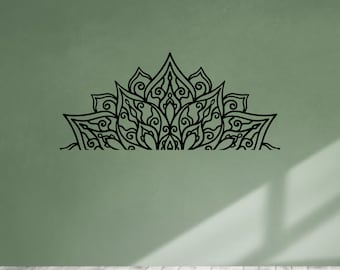 Puede incluir: Diseño de mandala en blanco y negro con detalles intrincados, que se asemeja a una flor, en una pared verde.