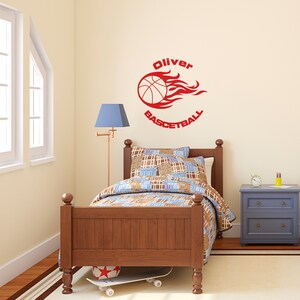 Calcomanía de pared de baloncesto personalizada con bola llameante y su propio nombre - Calcomanías de pared deportivas Peel and Stick - Calcomanía de vinilo personalizada para el gimnasio de la habitación